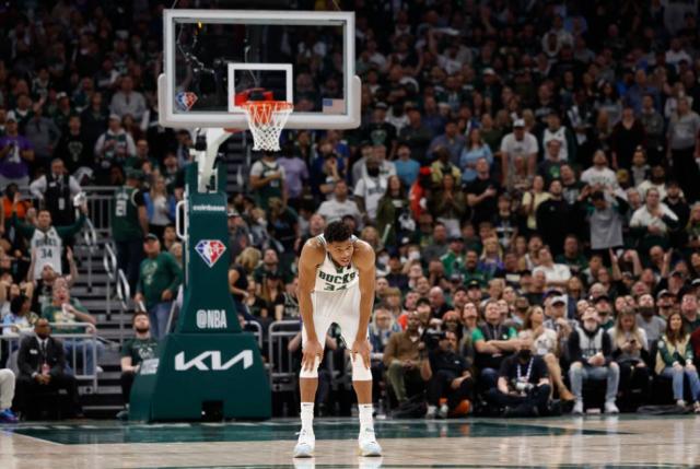 B体育在线服务-雄鹿为何打不好第四节？字母哥累了or布登自毁长城